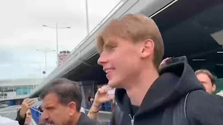 Roma, ecco Ziolkowski: l'arrivo a Fiumicino del difensore polacco 16 Roma, ecco Ziolkowski: l'arrivo a Fiumicino del difensore polacco