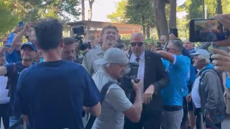 Hojlund, che felicità! L'accoglienza dei tifosi al suo arrivo a Villa Stuart