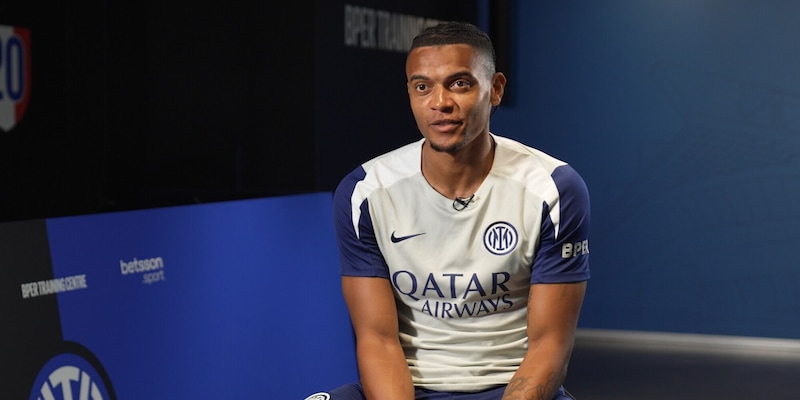 Inter, Akanji si confessa: "Avevo la maglia di Vieri". Ma tra i suoi idoli c'è un ex del Milan