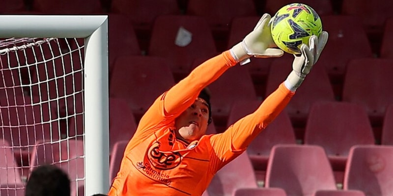 Clamoroso in Spagna: esce per un caffè, sparisce e fa saltare il trasferimento