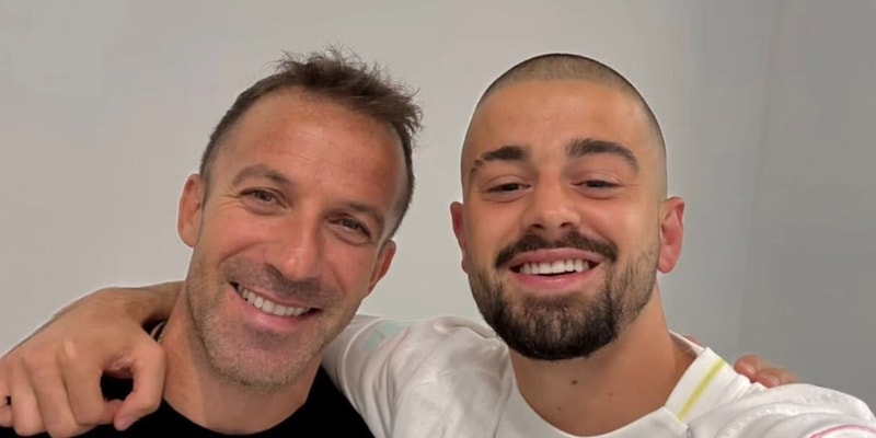 Zhegrova, il benvenuto alla Juve glielo dà... Del Piero! Lo scatto con Alex è virale