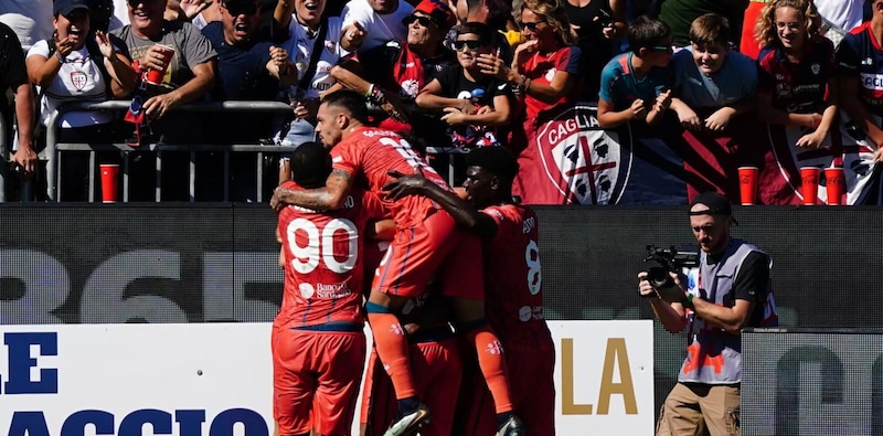 Cagliari, primi tre punti in campionato contro il Parma: decidono Mina e Felici 15 Cagliari, primi tre punti in campionato contro il Parma: decidono Mina e Felici