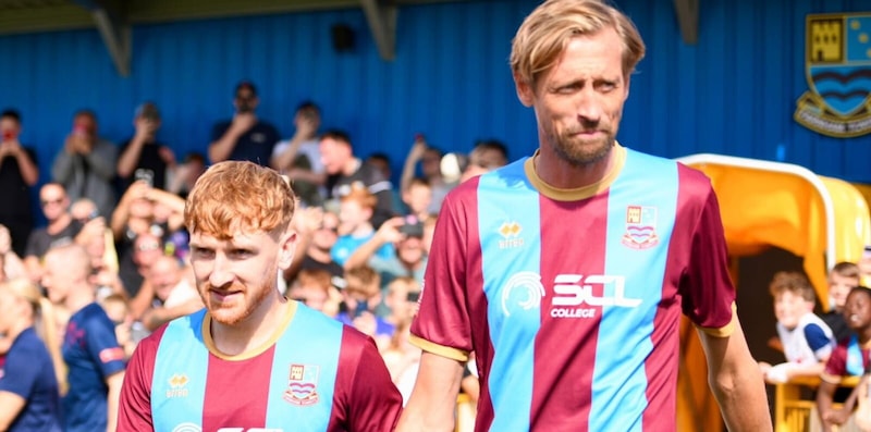 Peter Crouch mascotte del Farnham Town: c’entra il fantacalcio®, il motivo 12 Peter Crouch mascotte del Farnham Town: c’entra il fantacalcio®, il motivo
