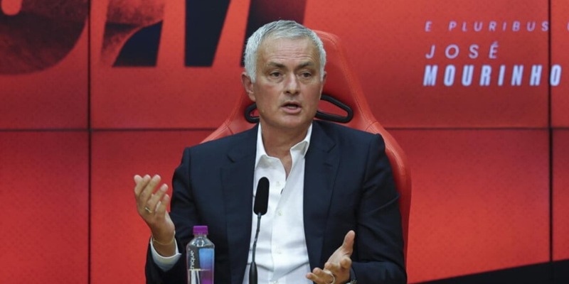 Eliminato dal Benfica, Mourinho finisce ad allenarla: conferenza show, "Ho due curriculum..."