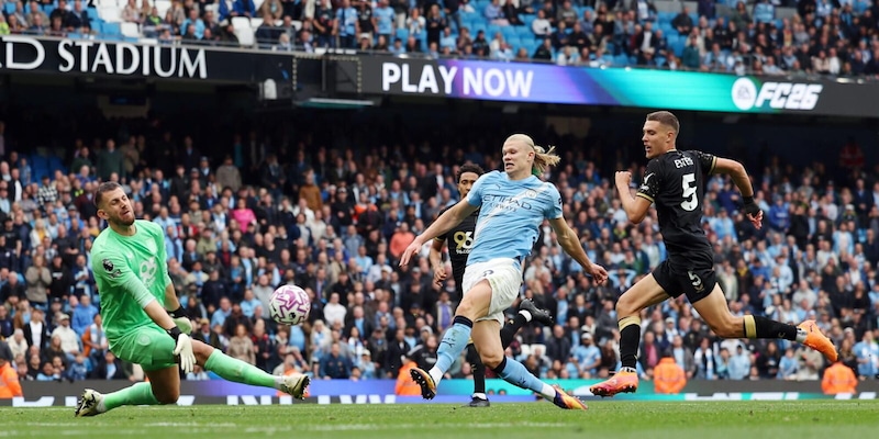 Premier League, Esteve bomber 'al contrario': fa doppietta, ma nella porta sbagliata