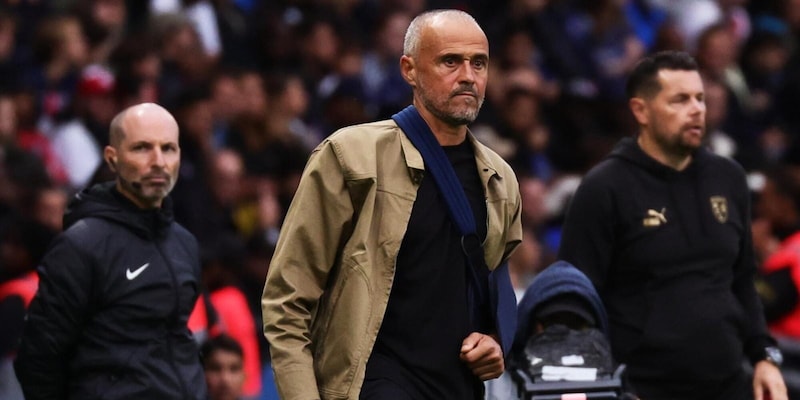 Psg, Luis Enrique allena dalla tribuna per un tempo: ecco il motivo 14 Psg, Luis Enrique allena dalla tribuna per un tempo: ecco il motivo