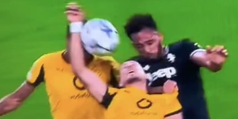 Juve, rigore clamoroso negato in Champions: il VAR non interviene su questo braccio