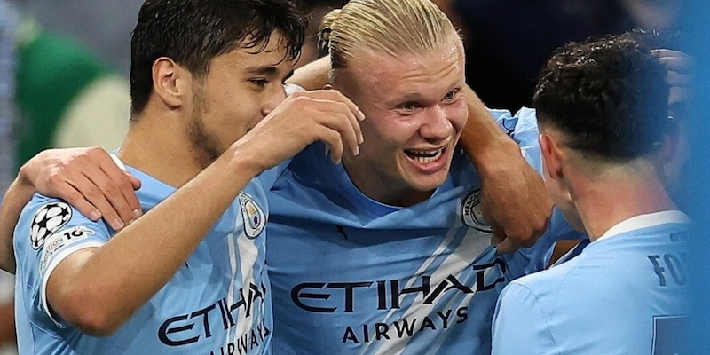 Conte, un rosso taglia le gambe: De Bruyne subito fuori, il Napoli cade in 10 a Manchester