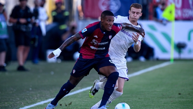Cagliari, svelata la quarta maglia: è un omaggio al mare e alla resilienza
