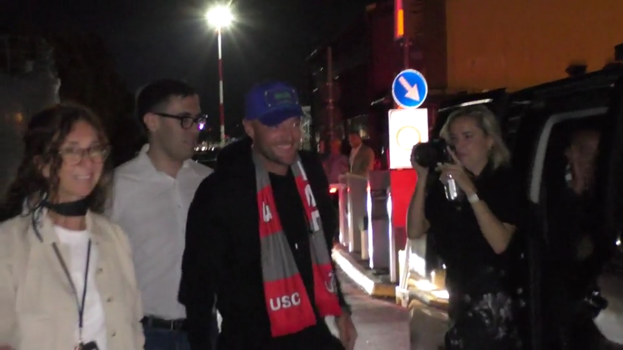 Cremonese, ecco Vardy: cori e abbracci dei tifosi al suo arrivo 14 Cremonese, ecco Vardy: cori e abbracci dei tifosi al suo arrivo