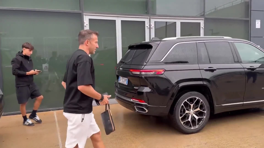 Del Piero a sorpresa al J Medical: tifosi impazziti