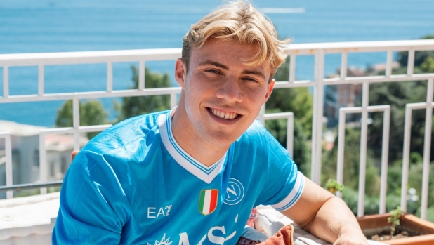 Il ct della Danimarca: "Hojlund è adatto alla Serie A, e poi a Napoli..."