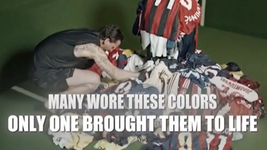 Ibra mostra tutte le sue maglie e lancia una frecciatina... 14 Ibra mostra tutte le sue maglie e lancia una frecciatina...