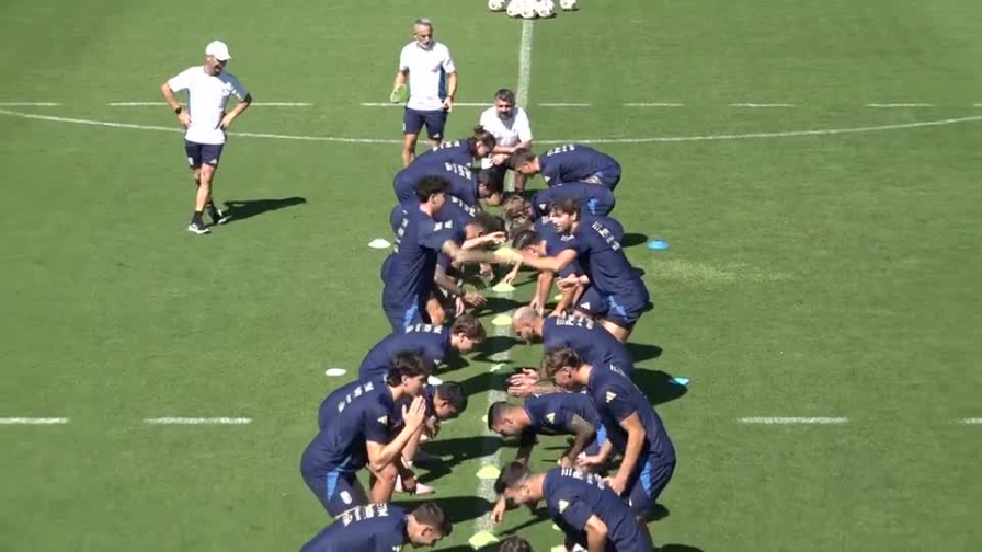 Testa, piedi schiena... Gattuso, l'esercizio è tutto da ridere!