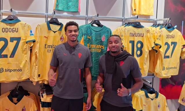 Milan, che entusiasmo per Nkunku: autografi, palloncini e il primo abbraccio dei nuovi tifosi