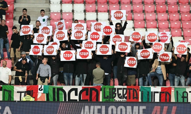 Italia, tifosi girati di spalle durante l'inno di Israele. Poi i cartelli di protesta 15 Italia, tifosi girati di spalle durante l'inno di Israele. Poi i cartelli di protesta