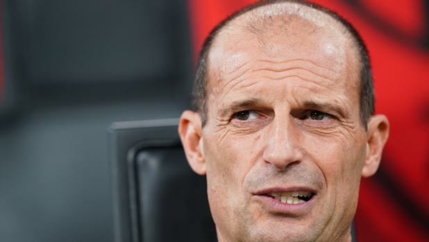 Milan, Allegri si veste da... giornalista: segue la partita in tribuna stampa