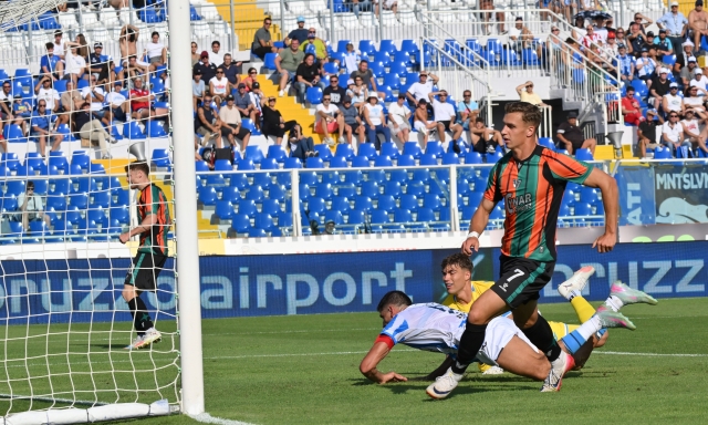 Serie B: il Modena stende il Bari, Frosinone ok a Padova. Venezia rimontato da 2-0 a Pescara