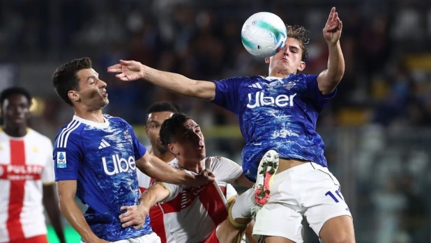 Il Como resta in 10 e si spegne: perla di Paz, ma Ekuban al 92' salva il Genoa