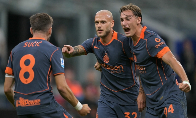 L'Inter vince con gli esterni: Dimarco e autorete, 2-1 al Sassuolo. Ma che fatica nel finale