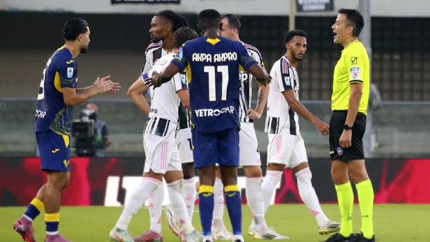 Le pagelle degli arbitri: Rapuano colleziona errori, 4,5. Sozza 6,5: il derby in pugno