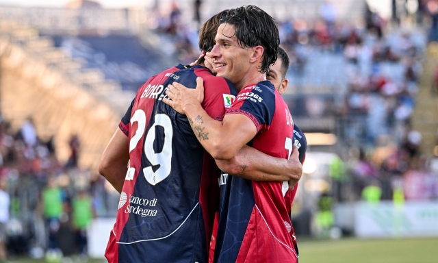 Il Frosinone resiste un'ora, poi il Cagliari dilaga e si regala il Napoli