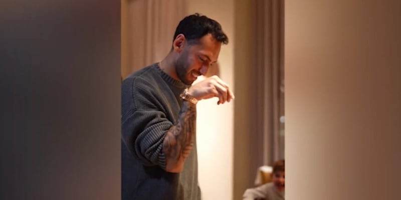 Inter, Calhanoglu a cena da Salt Bae: la famosa spolverata del sale è virale