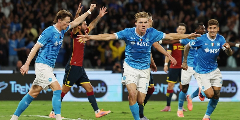 Il Genoa spaventa Conte, poi Anguissa e Hojlund ribaltano tutto: Napoli in vetta con la Roma