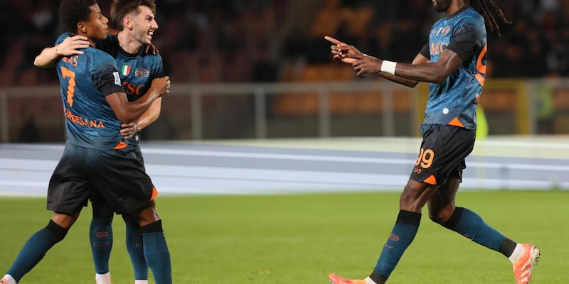 Camarda sbaglia, Anguissa segna ancora: il Napoli passa a Lecce, Conte in vetta da solo 15 Camarda sbaglia, Anguissa segna ancora: il Napoli passa a Lecce, Conte in vetta da solo