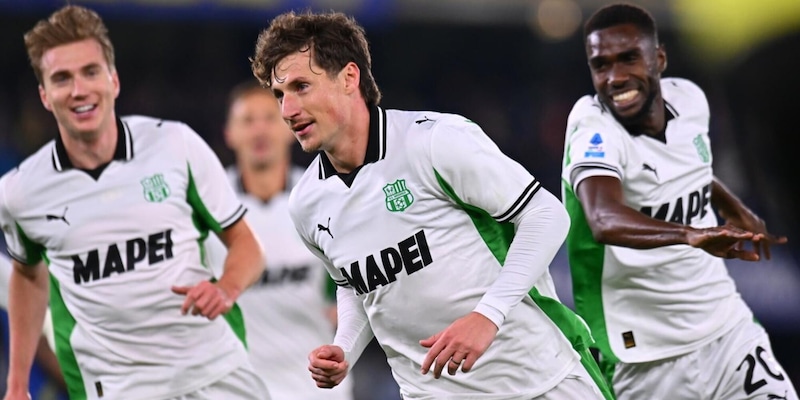 Il Sassuolo vince a Verona, bis di Grosso: decide Pinamonti, ancora a secco Zanetti