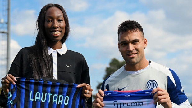 L'Inter accoglie Egonu ad Appiano: "Nerazzurra grazie a papà". Poi lo scambio di maglie con Lautaro