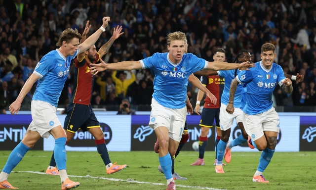 Napoli, che brividi! Poi Anguissa e Hojlund ribaltano il Genoa. Conte torna primo