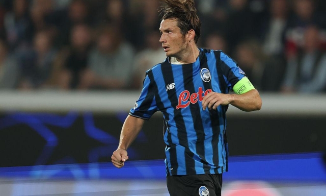 Problema al flessore per de Roon: l'olandese sostituito nel primo tempo contro il Milan 16 Problema al flessore per de Roon: l'olandese sostituito nel primo tempo contro il Milan