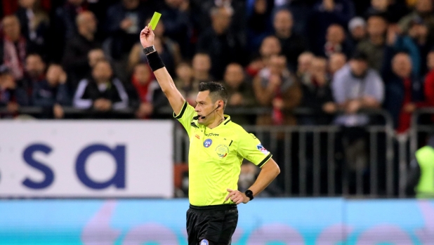 Il giallo... del doppio giallo per Gilmour: l'arbitro non aveva ammonito lo scozzese, ma Di Lorenzo