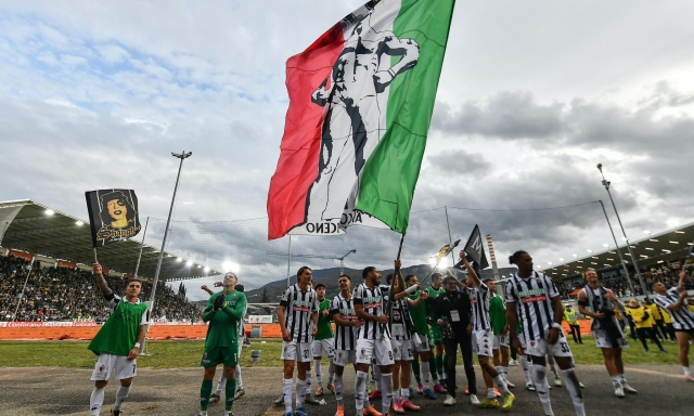 Il Vicenza frena. L'Ascoli vince il derby con la Samb, Okaka-gol col Ravenna. La Salernitana è 1ª 15 Il Vicenza frena. L'Ascoli vince il derby con la Samb, Okaka-gol col Ravenna. La Salernitana è 1ª