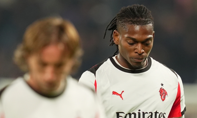 Leao, serata no: le palle perse, i problemi all'anca... Allegri lo sostituisce ma poi lo difende 10 Leao, serata no: le palle perse, i problemi all'anca... Allegri lo sostituisce ma poi lo difende