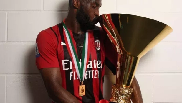 Tomori: "La telefonata con Maldini mi ha cambiato la carriera. Senza tifosi lo scudetto..." 16 Tomori: "La telefonata con Maldini mi ha cambiato la carriera. Senza tifosi lo scudetto..."