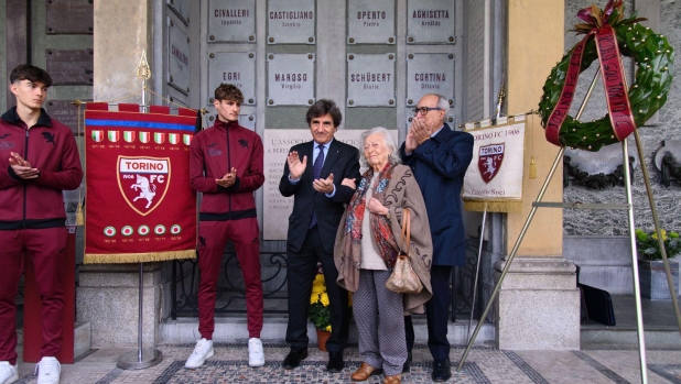 Torino, cerimonia per i caduti di Superga con il presidente Cairo e i familiari delle vittime 12 Torino, cerimonia per i caduti di Superga con il presidente Cairo e i familiari delle vittime