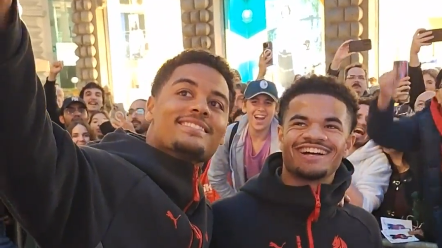 Athekame e De Winter, selfie e autografi con i tifosi in centro città 10 Athekame e De Winter, selfie e autografi con i tifosi in centro città