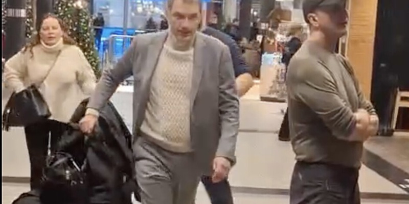 "Compra due giocatori buoni", la frase urlata a Comolli dal tifoso Juve in aereoporto a Bodo