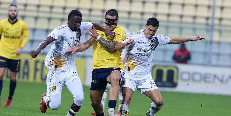 Il Modena cala tris e torna sul trono della Serie B. Vincono anche Bari e Catanzaro 15 Il Modena cala tris e torna sul trono della Serie B. Vincono anche Bari e Catanzaro