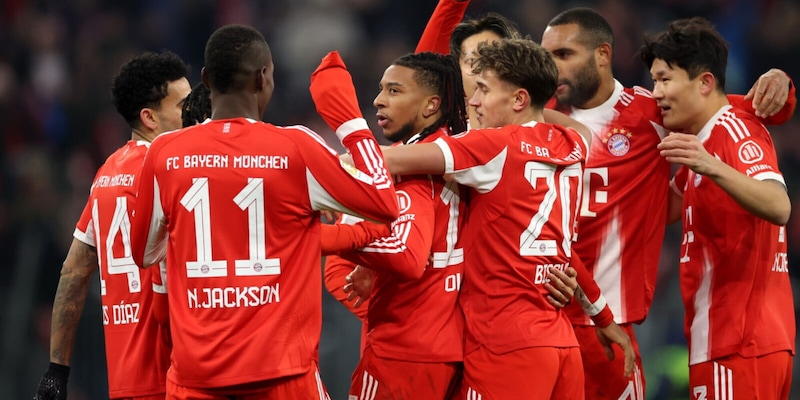 Il Bayern esagera: da 0-2 a 6-2! Emre Can non basta, pari in Dortmund-Stoccarda