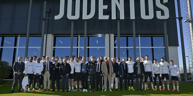 Da Platini a Tacconi: i campioni del mondo Juve 1985 alla Continassa, sorrisi e abbracci con Spalletti e Yildiz