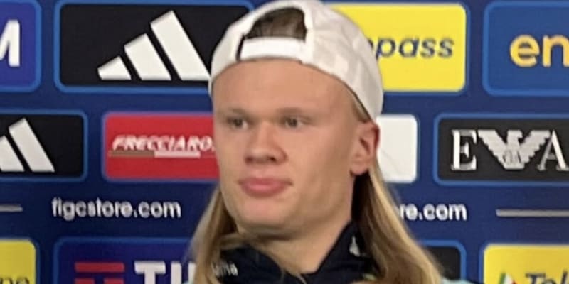 Haaland in diretta col cappello snobba Pio Esposito e il Milan: "Non lo conosco e a San Siro ricordo i Coldplay..."