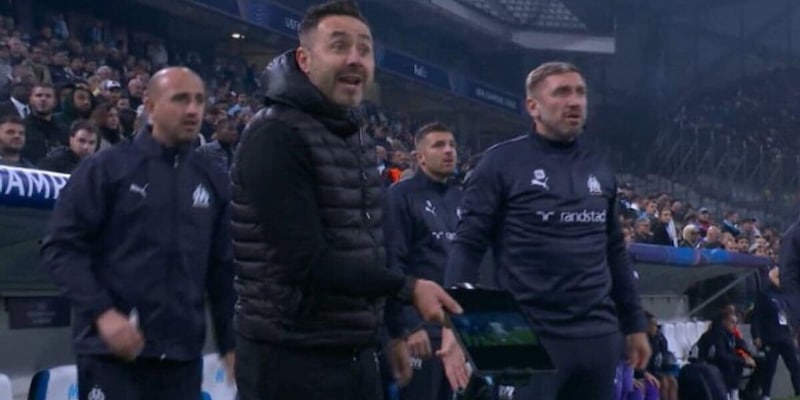 De Zerbi impazzisce con l'arbitro e lancia l'i pad: "Guarda qui..."