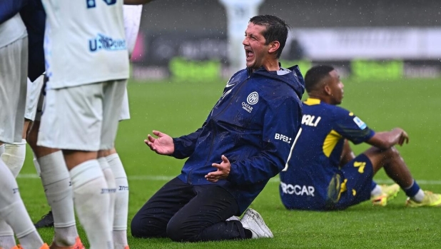 Testate, vestiti strappati, bottigliette per aria: Chivu i gol dell'Inter li vive