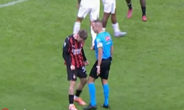 Il calcetto di Guida a Saelemaekers è un caso. Cesari: "Gesto non da arbitro top". Ma non sarà sanzionato