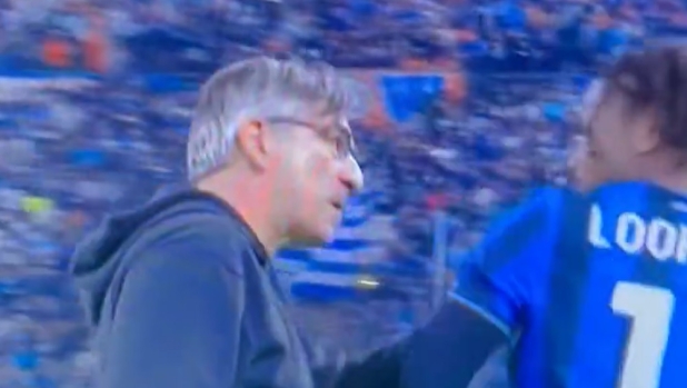 Juric-Lookman, alta tensione: quasi faccia a faccia, De Roon li separa