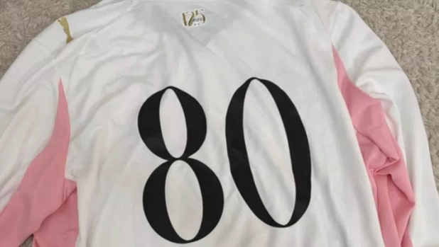 Palermo, una maglia del 125° anniversario finisce su Vinted. L'ha messa in vendita una "legend"?