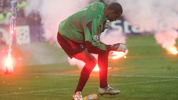 Gestacci, ciabatte, fumogeni in testa e... Sette follie da derby di Milano